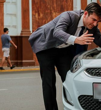 un señor con batería averiada