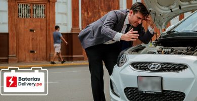 un señor con batería averiada